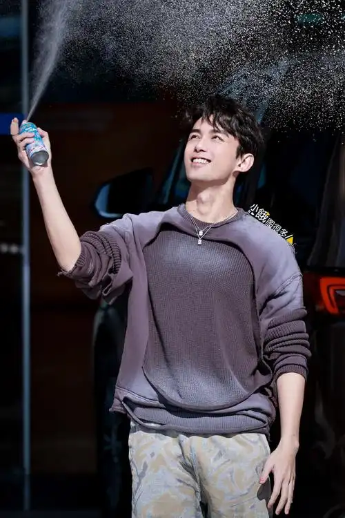 吴磊超话20231121#吴磊赵今麦hi6上班路透图#|#吴磊自己撒雪自己扫