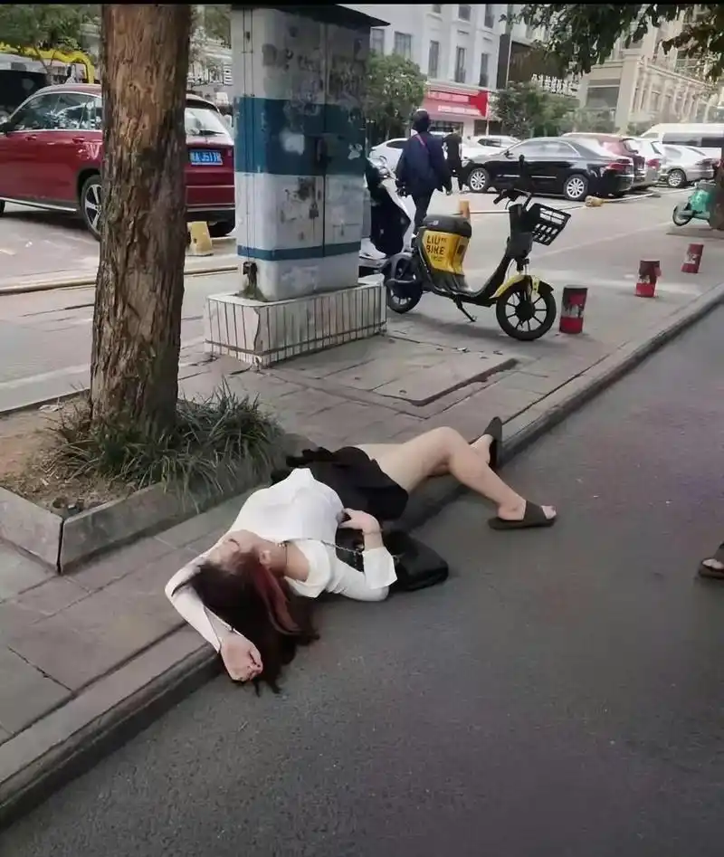 女子喝醉酒在路边躺着睡着了,这种情况路人都不敢上前,只能等待警察