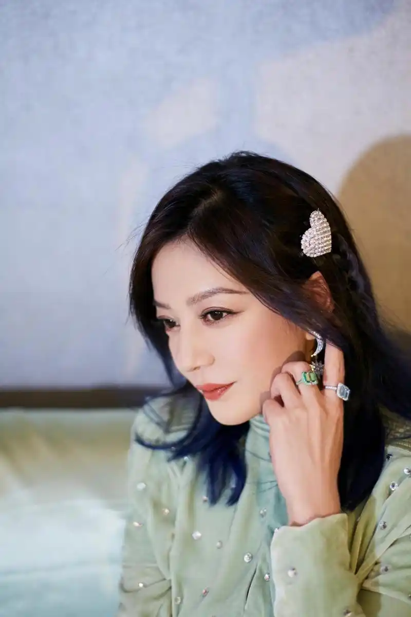 44岁赵薇化身复古名伶 穿丝绒连身裙戴水晶发夹