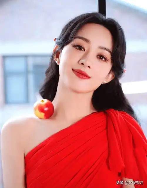 赵丽颖和杨幂,从穿搭造型和颜值状态上,都不及赵丽颖甜美喜庆_网友