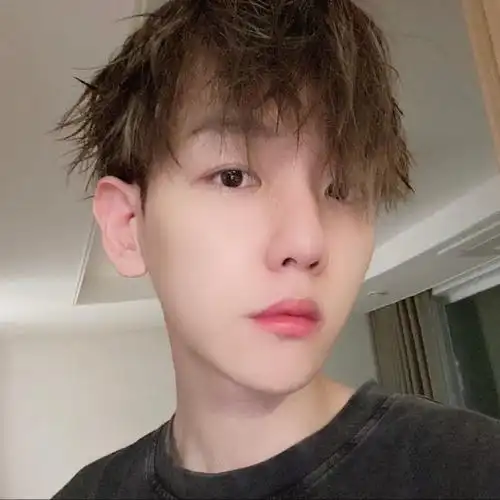 边伯贤#开始期待宝宝新的自拍头像 新的昵称 新的签名新的背景图 和