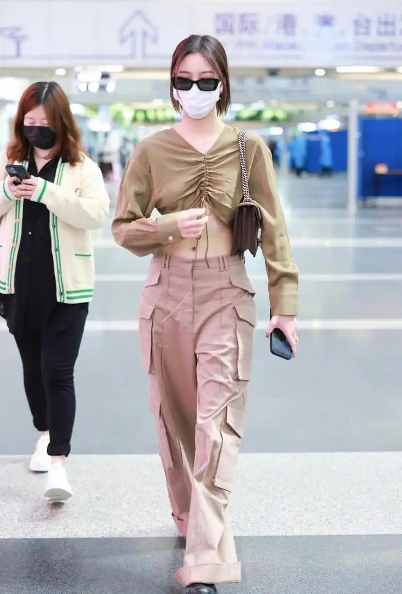 宋妍霏机场街拍,橄榄色露脐上衣 米色工装裤热辣帅气