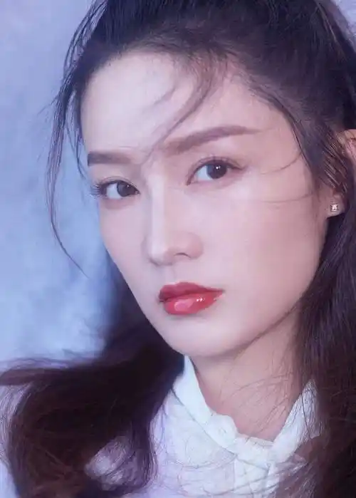 31岁李沁穿露腰纱裙仙气十足 大长腿小蛮腰吸睛——上海热线娱乐频道