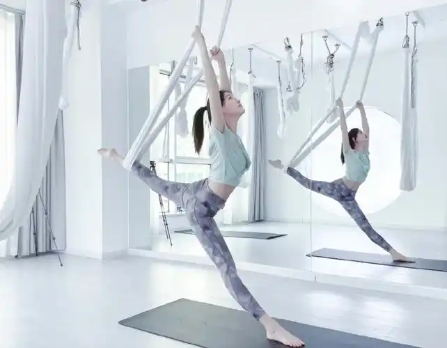 祝绪丹首练空中瑜伽喊救命身体柔软轻松一字马皮肤白嫩如少女