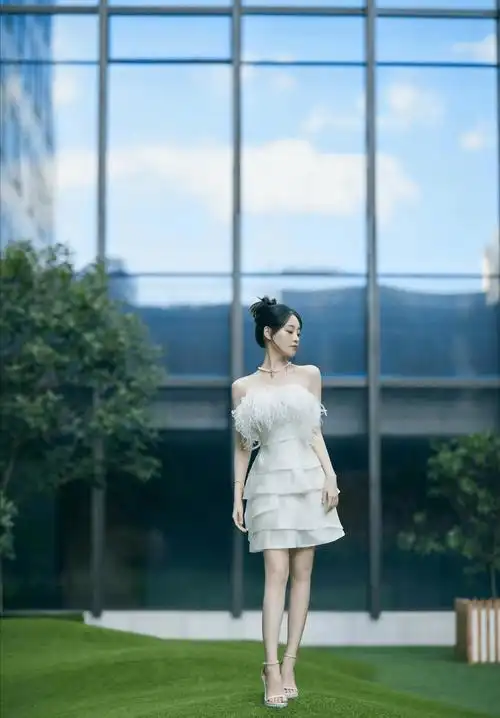 裙长刚好在膝盖上面,只露出纤细的小腿,祝绪丹搭配了白色的细带高跟鞋