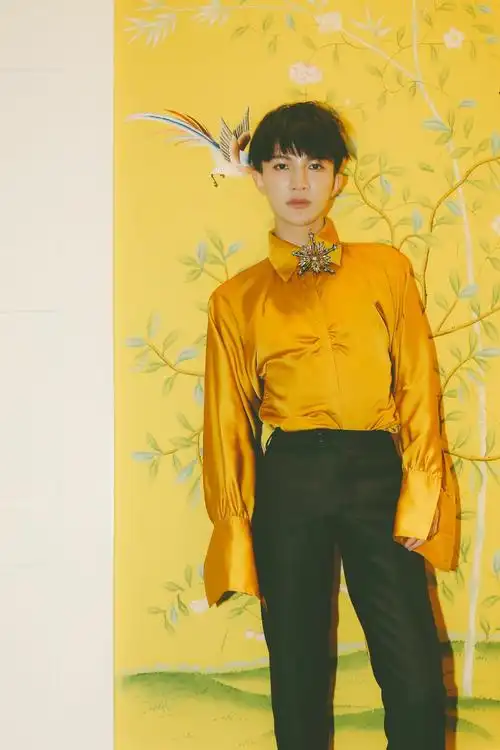 周深新造型首秀腹肌 新歌不断引热议