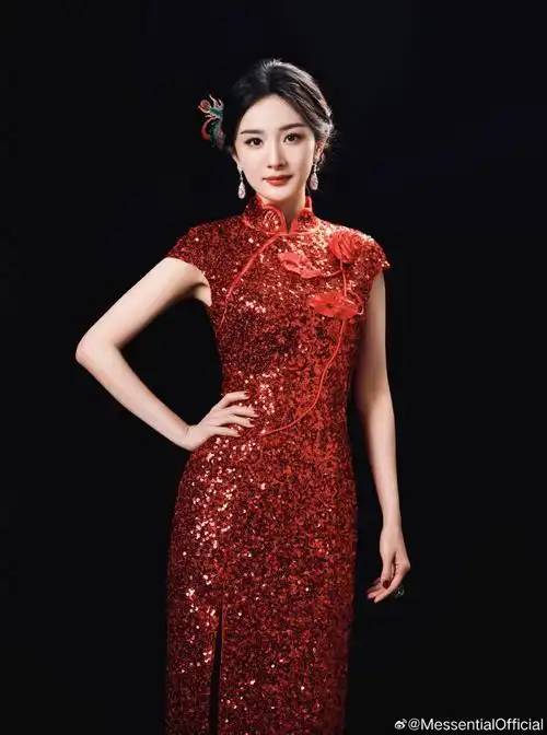 杨幂身着m essential 特别定制霞光绣布旗袍,亮相央视#春晚#献唱歌