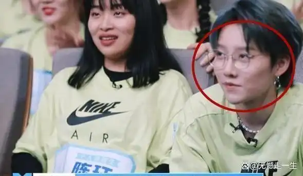 蔡徐坤公开新歌别人都超激动谁注意刘雨昕不愧是见过世面的