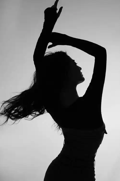 徐璐酷飒性感黑白质感写真