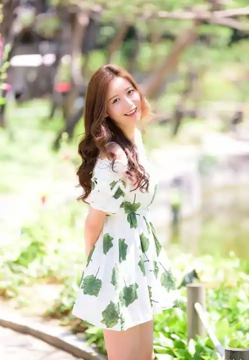 笑容阳光的漂亮女生,三套穿搭里白色裙子最美_女孩子_漂亮_女生