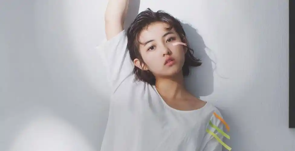 国民妹妹真的长大了,20岁的张子枫有多厉害,现在颜值身材很美_电影