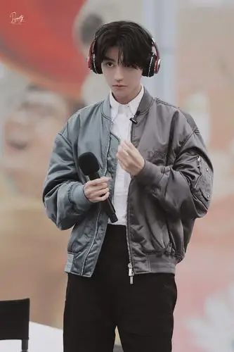 徐峥夸王俊凯撒得开#必须先发一下王俊凯戴耳机时的那个表情 太堪爱