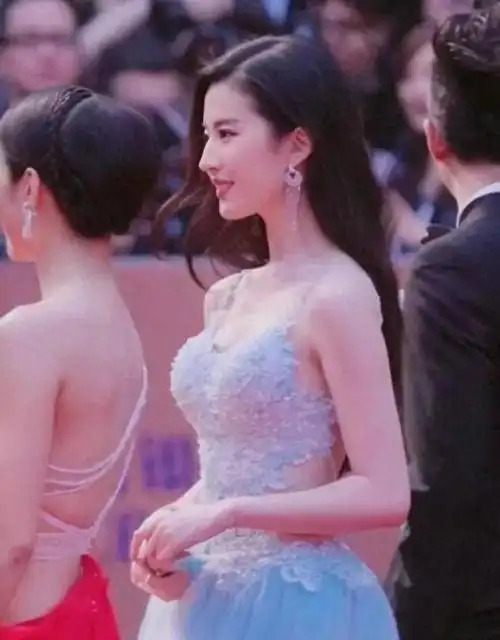 刘亦菲想火也是拼了上半身只穿肚兜遮住邓超害羞手都不知放哪