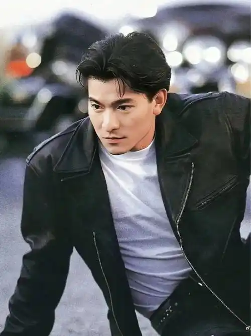 刘德华年轻时打扮像戳爷,那个年代的港星好前卫!