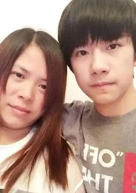 本以为蔡徐坤和妈妈够像了,看到鹿晗妈妈:复制粘贴