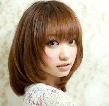 在2021年选择灵动蓬松的直发内扣波波头发型,中短直发发尾天然的内扣