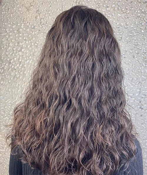 a字弧度的麦穗卷中长发,少发量女生本命发型,烫完整个发量翻倍.