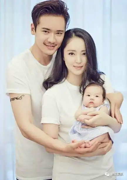 哎……现在再回看当年一家三口的温馨合影,只剩一句叹息啊.