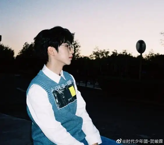 贺峻霖分享侧颜随拍##贺峻霖分享秋日随拍