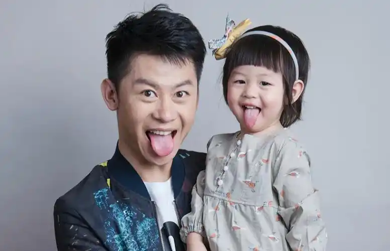 演员李健:抱上贵人大腿却成神剧专业户,与初中初恋结婚成妻管严_腾讯