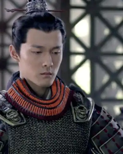 他以前倒是演过不少不知名的小配角,比如《琅琊榜》的列战英.