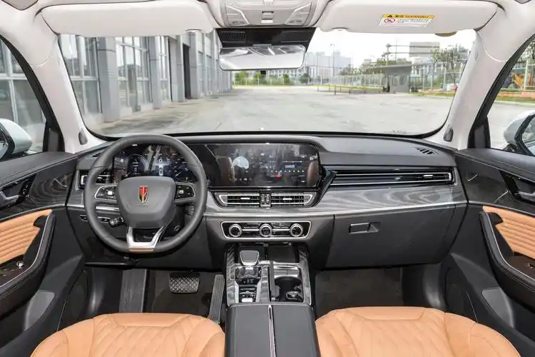 红旗hs5的内饰设计也很有豪华感和科技感,内饰用料以软包饰材和木纹饰