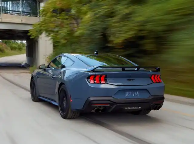 跑车化设计风格,但是整体的设计并不夸张,这一次全新一代的福特野马