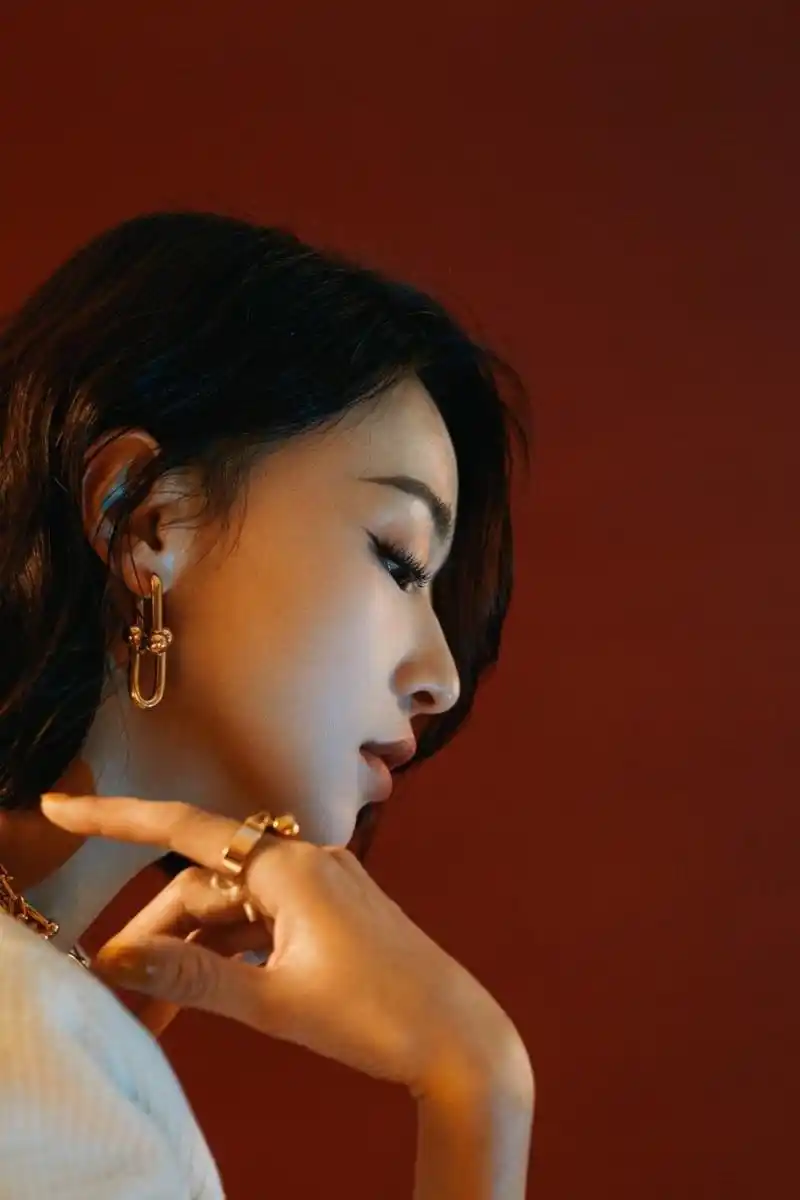 吴谨言又美到我了,一身月光白抹胸套装,全白西装演绎别样的温柔飒爽