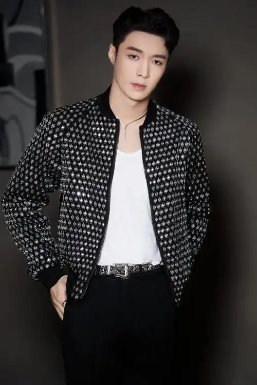 张艺兴身穿黑白两套look诠释不同气质,白衣绅士温柔,黑衣酷帅