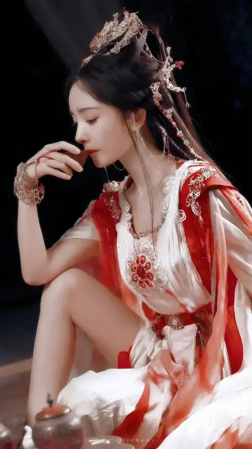 果然无论是现代装还是古装杨幂喝酒总是那么潇洒又霸气