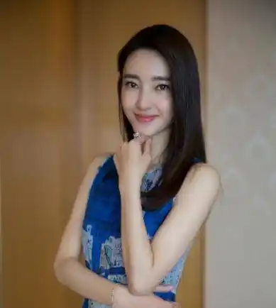 36岁王丽坤被偶遇,肤白腰细惹人羡,与小8岁黄景瑜同框无年龄差_网友