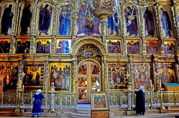 这里的圣水很有名的,每逢复活节,圣诞节等重大宗教节日,这里都有一番