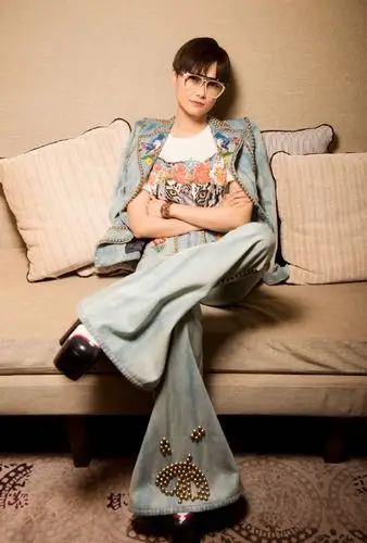 在这首歌曲中,李宇春的歌声清澈温暖,与悠扬婉转的音乐旋律完美融合