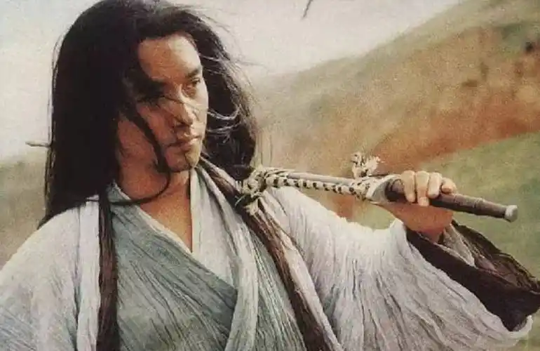 在《东邪西毒》中,他是一个曾经十分著名的马贼(张国荣饰),他来自白陀