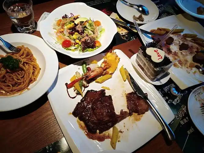 自娱自乐,乐在其中. 吃西餐