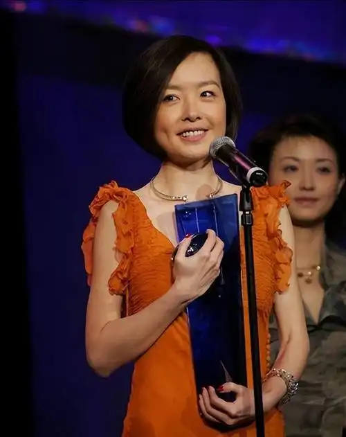 回顾鲁豫:走过半生归来仍是一人!两段婚姻,孩子是她的遗憾