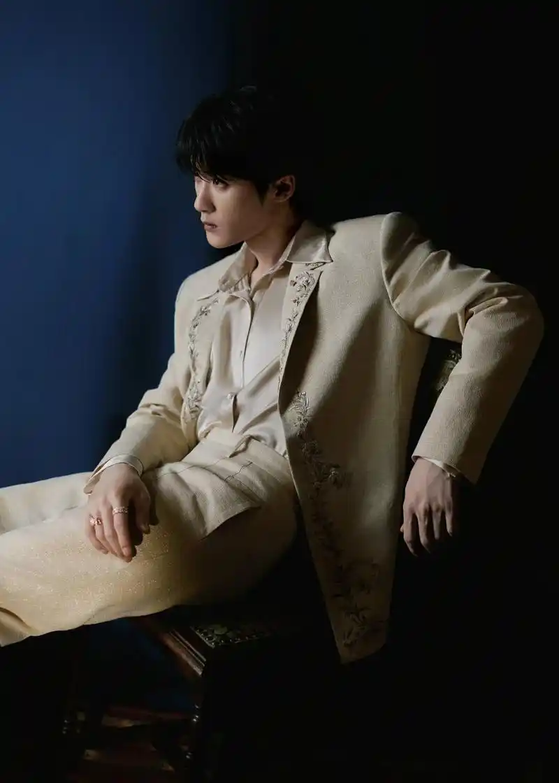 王一博的时尚哲学78  90王一博,那个身穿白色西装,短发精神的男子