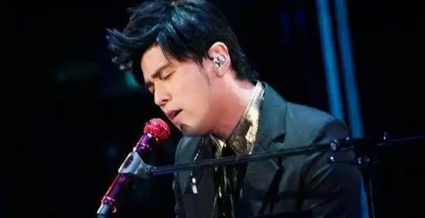 新四大天王之首周杰伦第一位:周杰伦最具代表性的王力宏第二位:王力宏