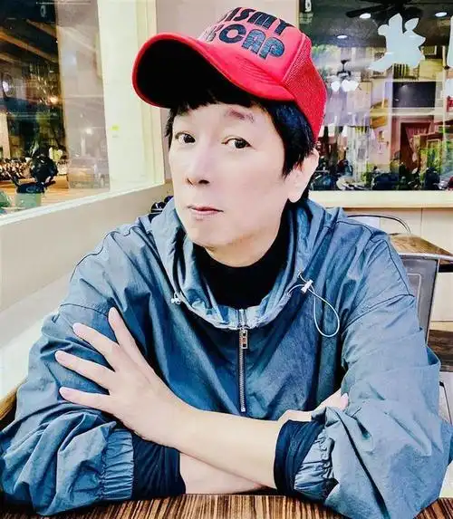 他选拔最帅小学生出道,是何润东干儿子,市场卖鸡腿被指私德很差