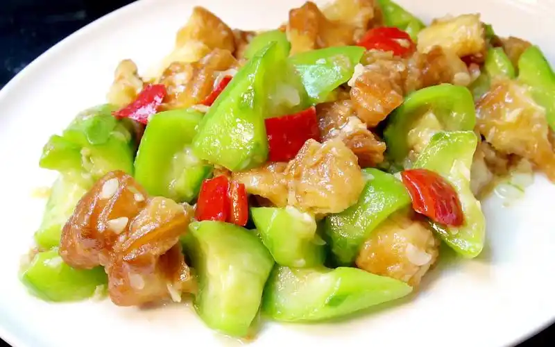 清炒丝瓜油条,简简单单的一道素菜,很适合夏天吃哦~【我是马小坏】