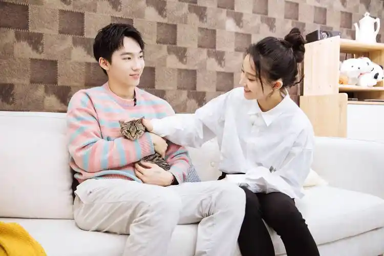 女儿3于家翊邀张豆豆到家做客约会甜蜜笑容灿烂