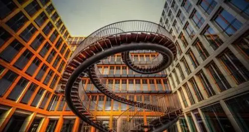 彭罗斯楼梯向上向下无限循环现实中并不存在