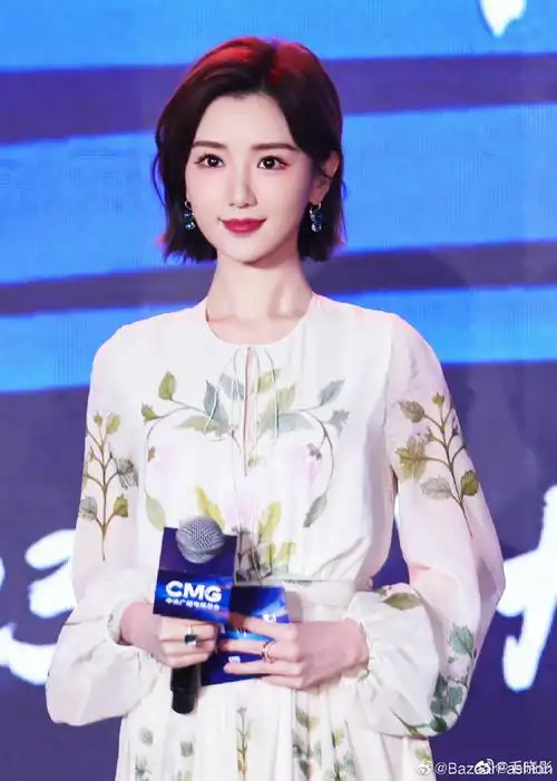 毛晓彤花朵长裙造型