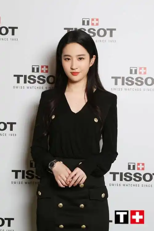 刘亦菲出席活动优雅大方坦言最好的时间是当下