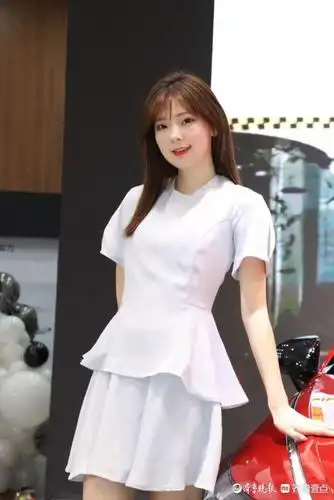 网红车模春晓现身齐鲁国际车展,被粉丝环绕_腾讯新闻