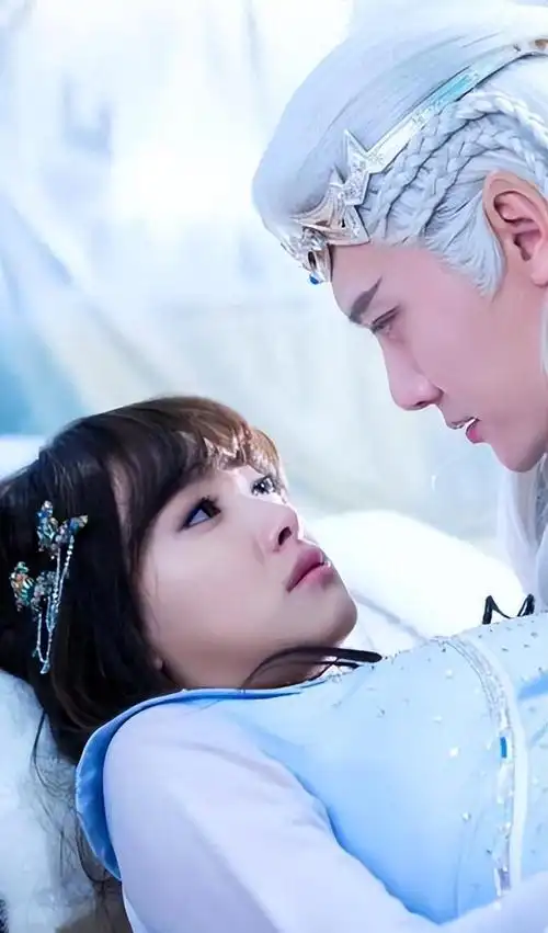 照片中二人手牵手,而且在外出散步时,冯绍峰还搂着宋茜的腰