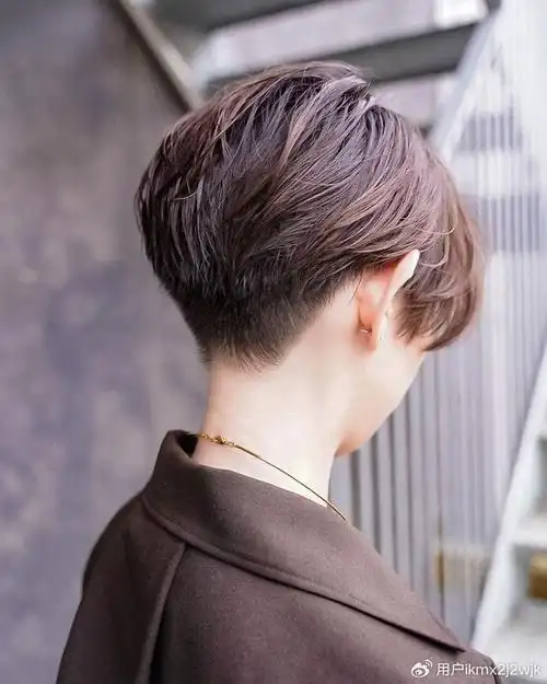 最美女士短发推边头,利落时尚还个性,显瘦还显高|发型|短发|脸型_新浪