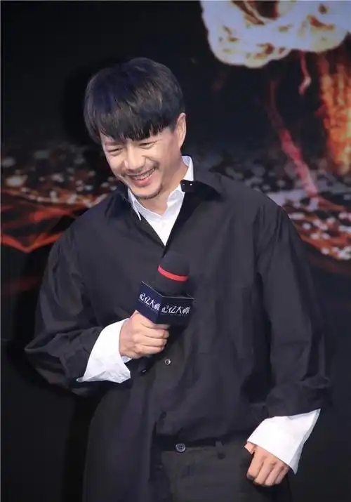 段奕宏是一位演技精湛的演员,在《士兵突击》中,他成功塑造了一位洒脱