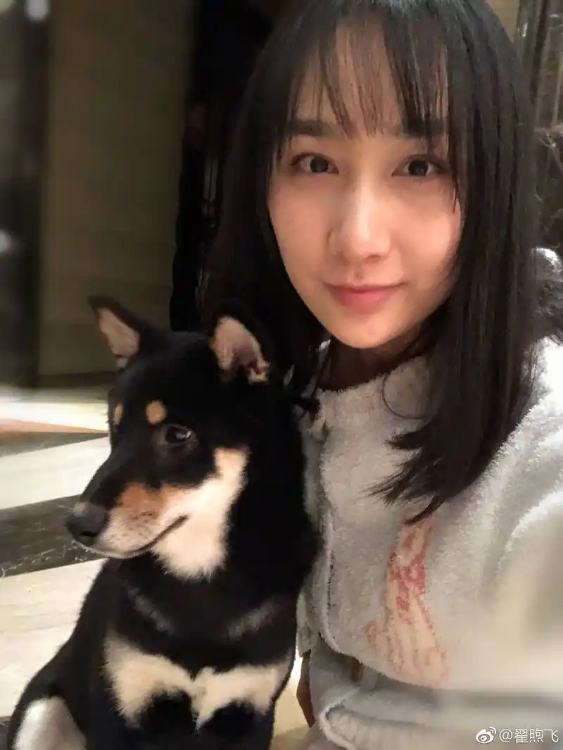 雷佳音老婆翟煦飞晒素颜照,网友:像马苏和吴昕的结合体