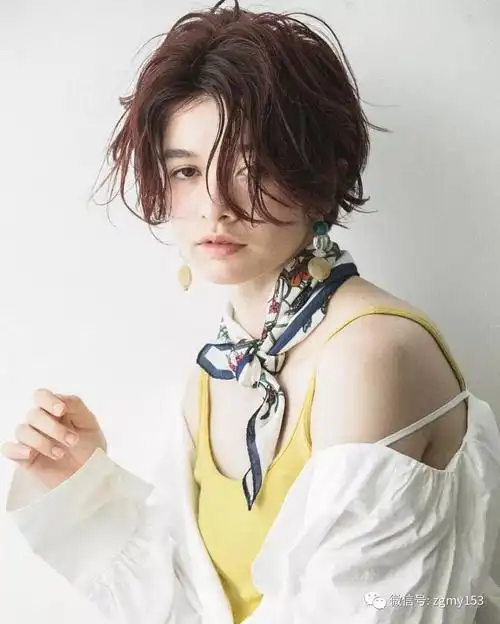 所以这样长度长一点的齐耳短发在今年夏季还蛮受宠的偏分设计可打造不